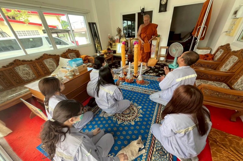 การถวายเทียนเข้าพรรษา